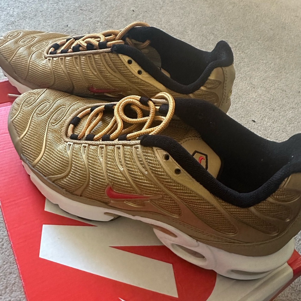 Nike metallic gold youth 6.5 US